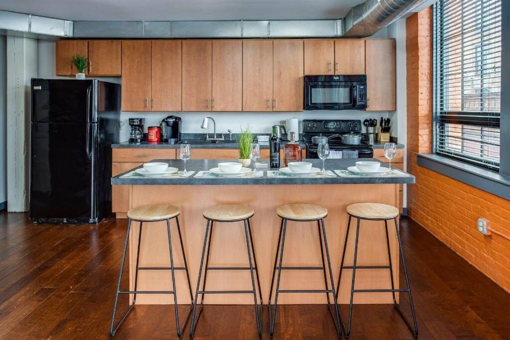 شقة Centric Modern Loft W/ King Beds روتشستر المظهر الخارجي الصورة